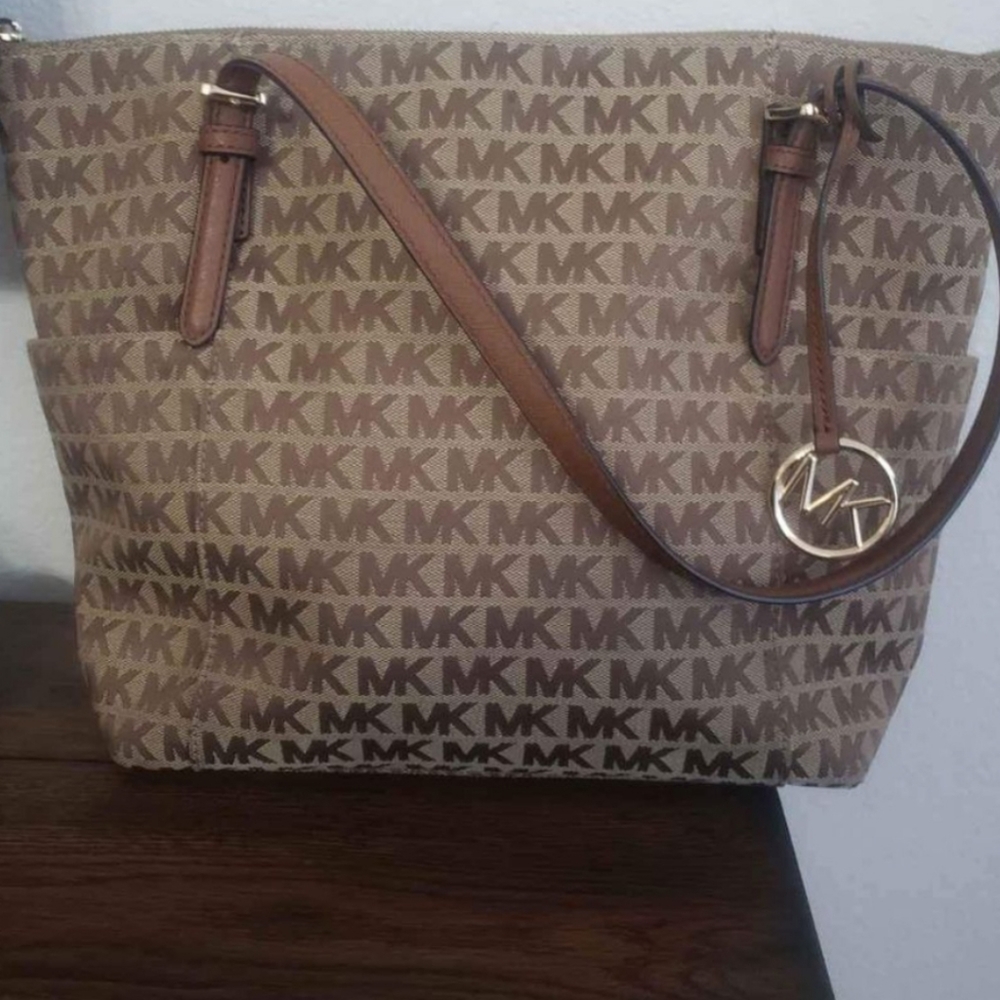 Micheal kors shoulderbag lightly used very good in condition.